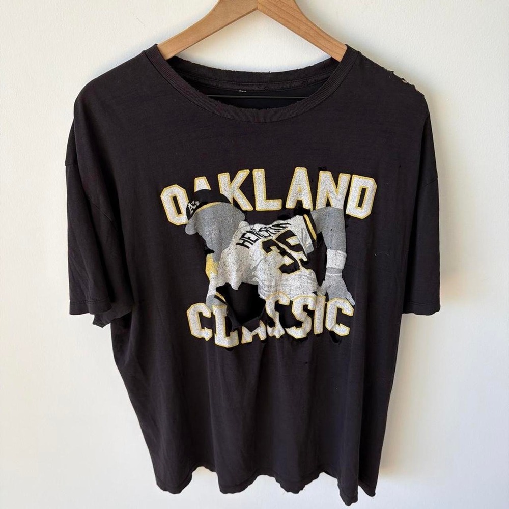Vintage Oakland Classic graphic tee.